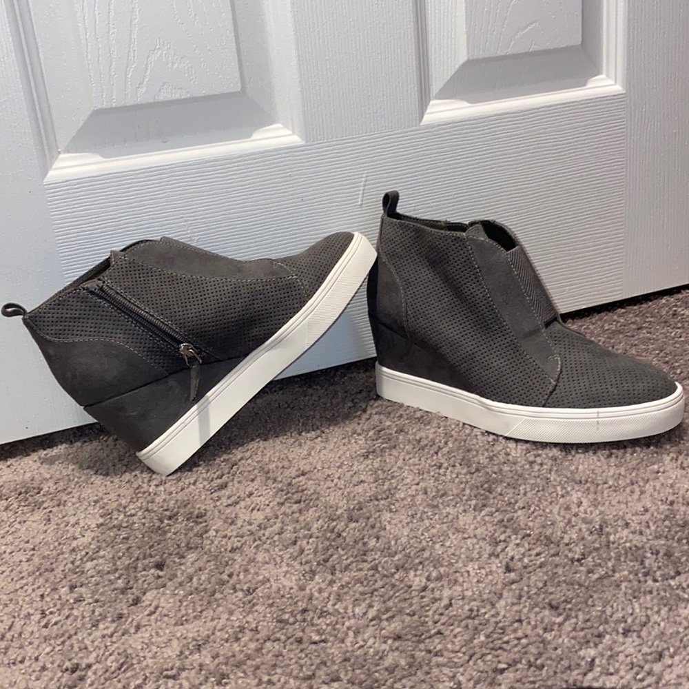 Brand: Mia. size : 8. Color : gray.